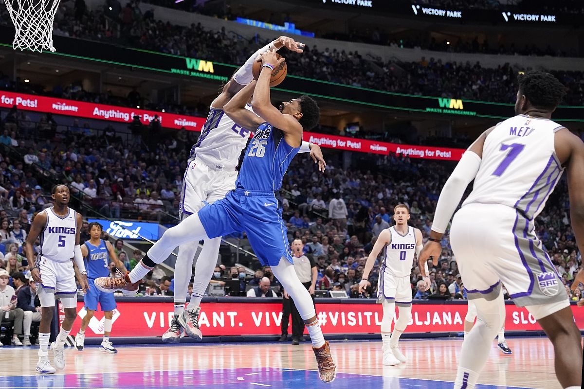 独行侠绝杀篮网,戈贝尔制霸全场 独行侠绝杀篮网,戈贝尔制霸全场