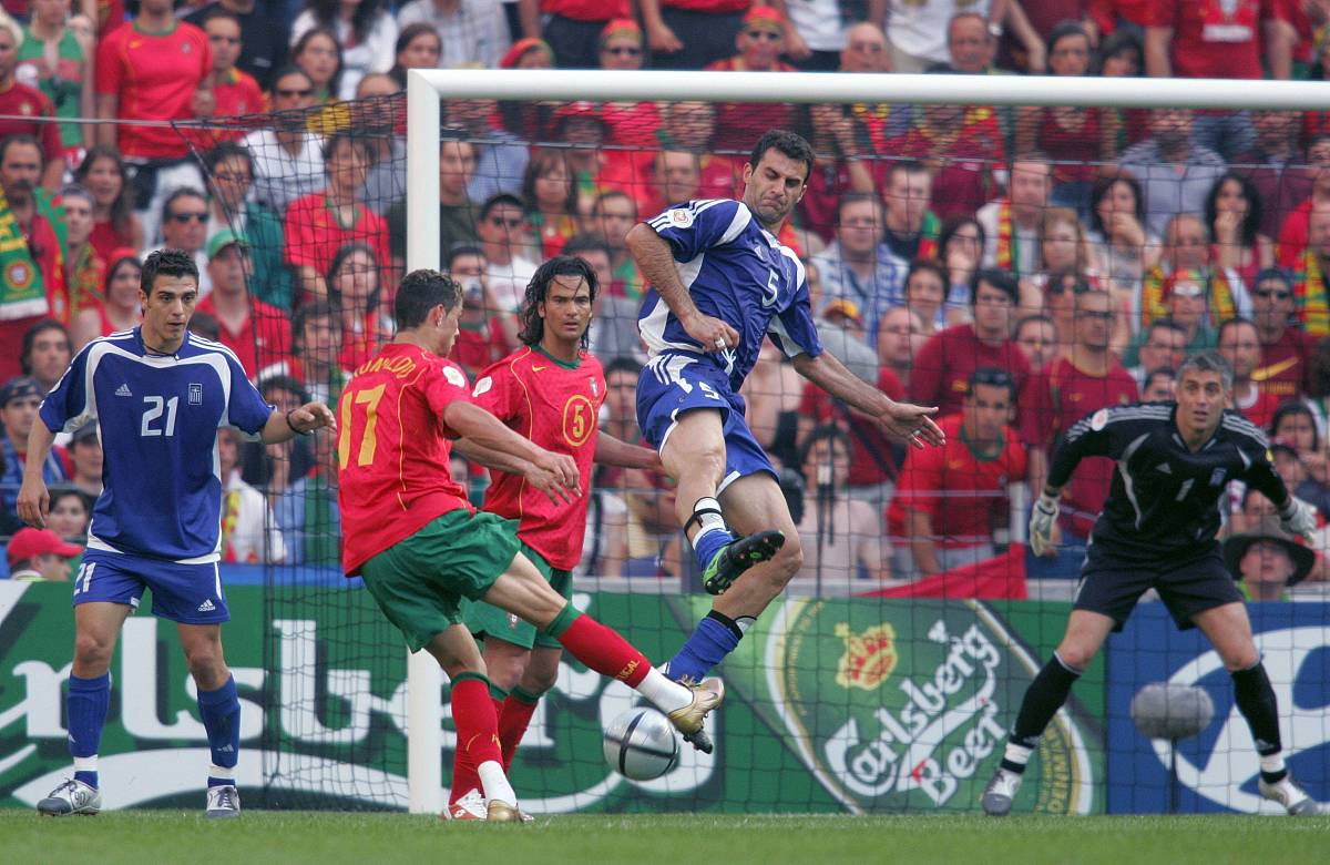 豪强对抗，足球场景再现激烈的对决