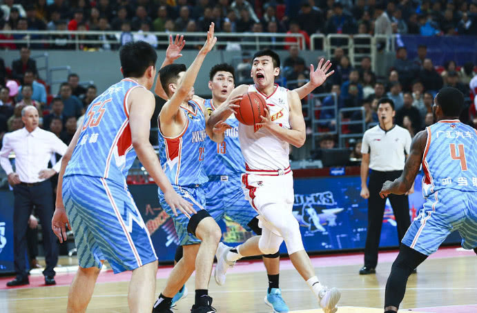 新疆队在场上展现出色，取得重要胜利